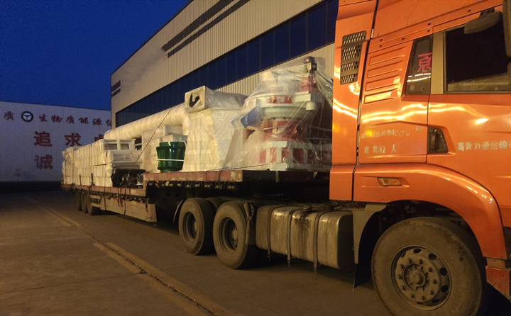 紅色鋸末顆粒機生產線披星戴月的發(fā)貨