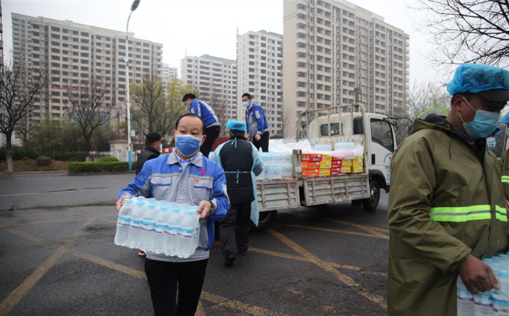 2月25日，山東金格瑞機械有限公司派代表來到齊魯師范學院捐贈防疫物資，保障校園防疫物品備足備齊，助力學校的疫情防控工作。